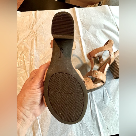 Clarks open-toed 3 1/2” heel shoes, Size 8 - Picture 13 of 13